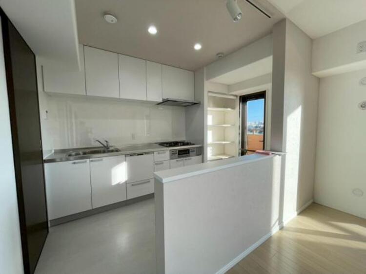 キッチン リビングダイニングとのつながりを感じられるキッチン。振り向けばお子様にすぐに目が届き安心です。