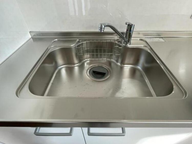 キッチン 鍋や大皿も洗える広々としたシンクです。ステンレスのため耐久性・お手入れしやすさも魅力です 