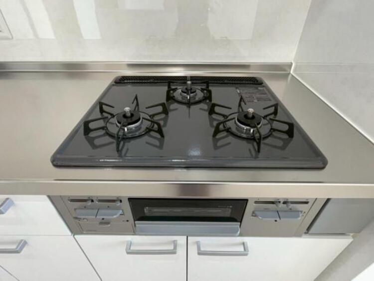 キッチン 毎日の料理に嬉しい3口コンロ。グリルもあり色んなレシピを楽しめそうです。 