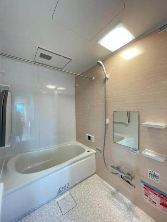 風呂 足を伸ばせる柔らかな曲線のバスタブが、日々の疲れを癒します