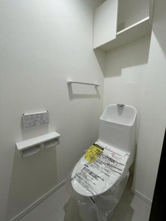 トイレ 明るく清潔感のある節水型ウォシュレットトイレです。