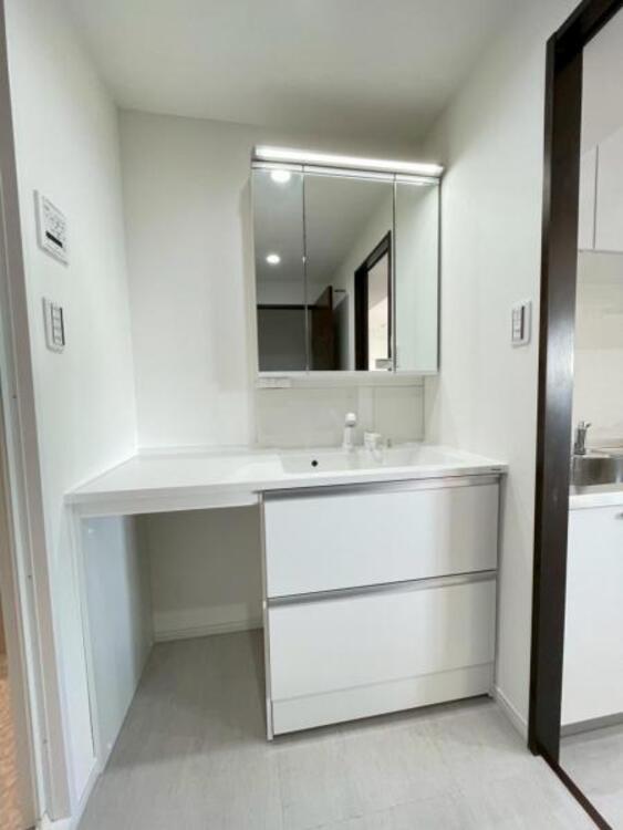 洗面 忙しい朝にも落ち着いて身支度ができるゆとりある洗面スペース。