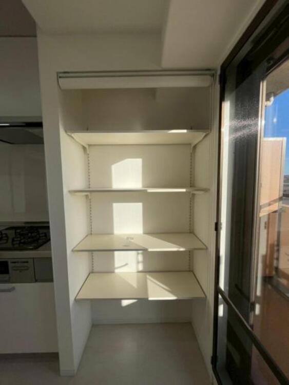 収納 食材や調味料のストックに便利なパントリー。非常用食品の収納にも。 