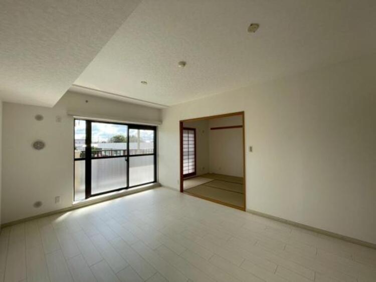 居間 白を基調とした明るいお部屋がご家族の暮らしを包み込みます 