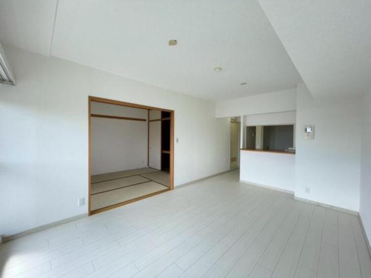 居間 たっぷりの陽光が注がれた明るいリビングは、家族団らんのひと時を包み込みます。 