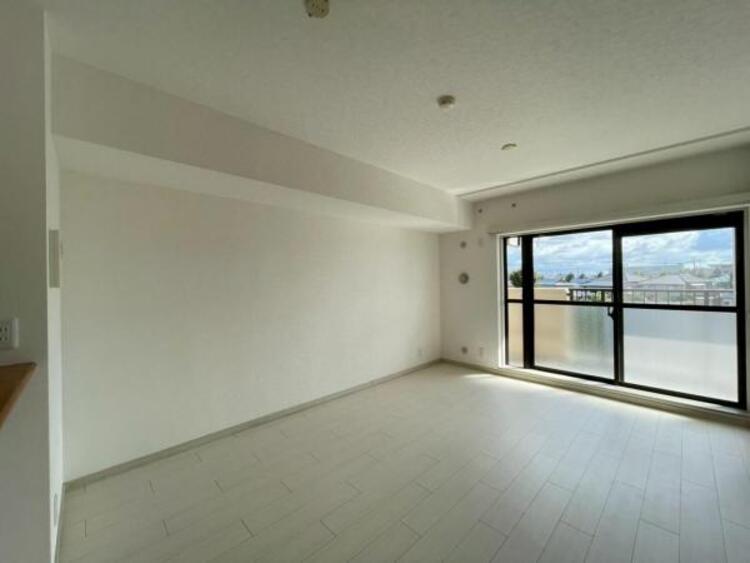 居間 一日の長い時間を過ごすリビング。陽光の注ぐ明るい空間です 