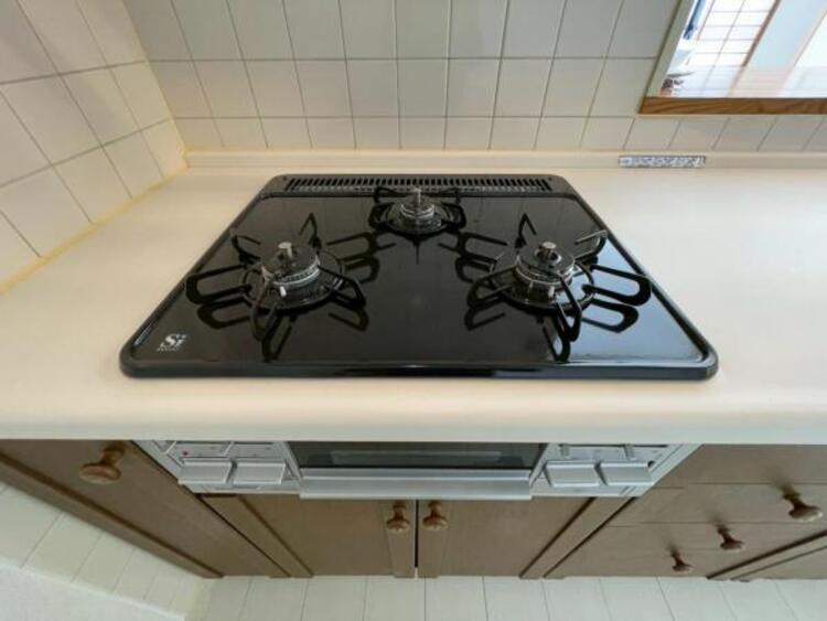 キッチン 毎日の料理に嬉しい3口コンロ。グリルもあり色んなレシピを楽しめそうです。 