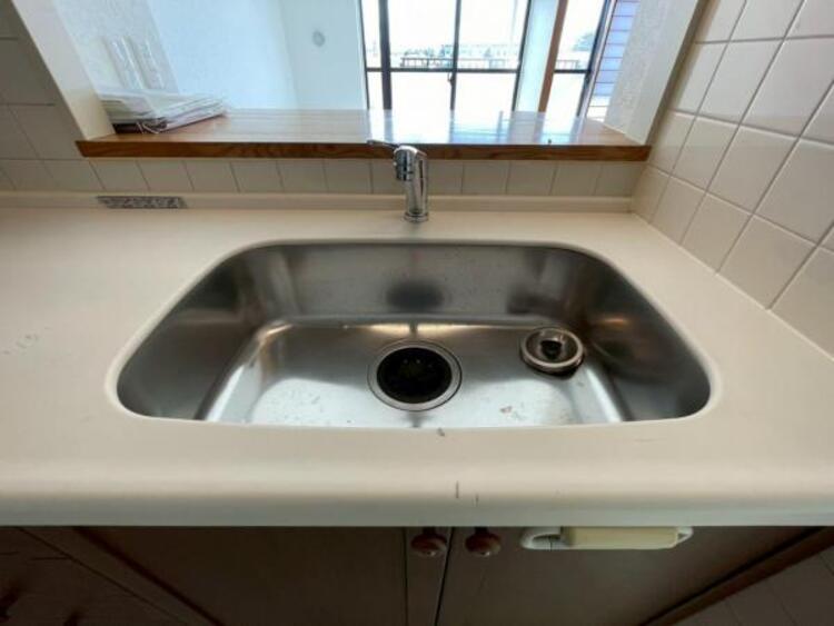 キッチン 鍋や大皿も洗える広々としたシンクです。ステンレスのため耐久性・お手入れしやすさも魅力です 
