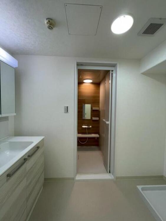 洗面 耐水性が高くお掃除が快適なクッションフロア採用の洗面室です 