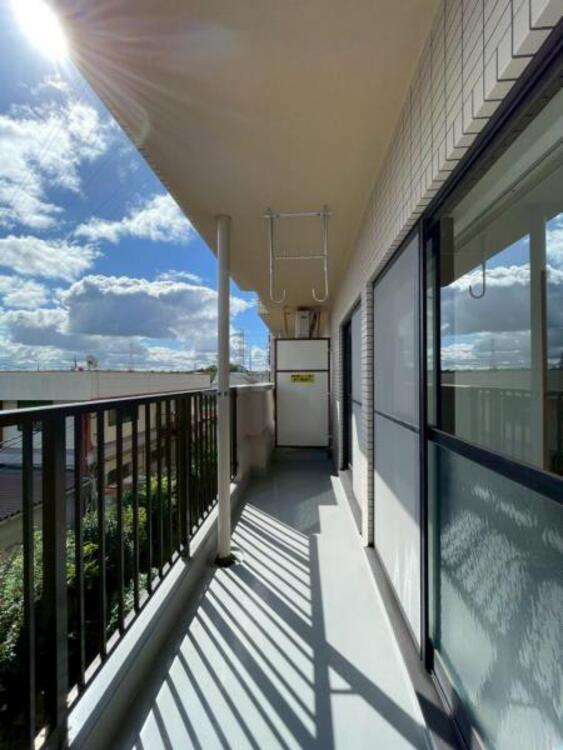 バルコニー 南東向きの明るいバルコニーは陽当たり良好で洗濯物が良く乾きます（10月中旬13時頃撮影）