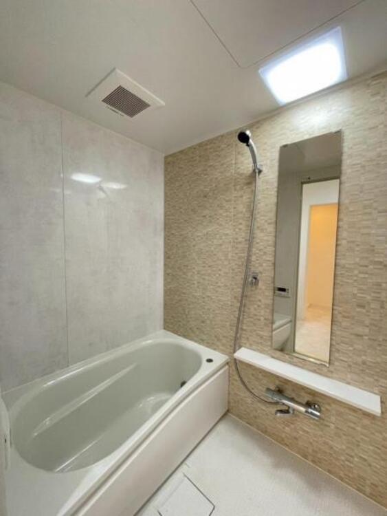 風呂 足を伸ばせる柔らかな曲線のバスタブが、日々の疲れを癒します 