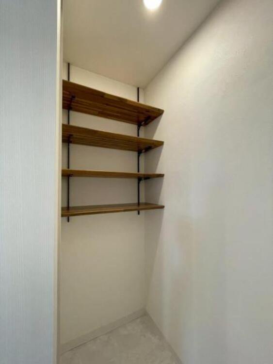 収納 食材や調味料のストックに便利なパントリー。非常用食品の収納にも。