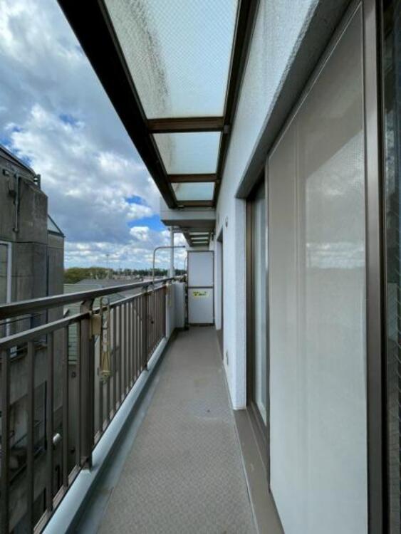 バルコニー 南向きの明るいバルコニーは陽当たり良好で洗濯物が良く乾きます 