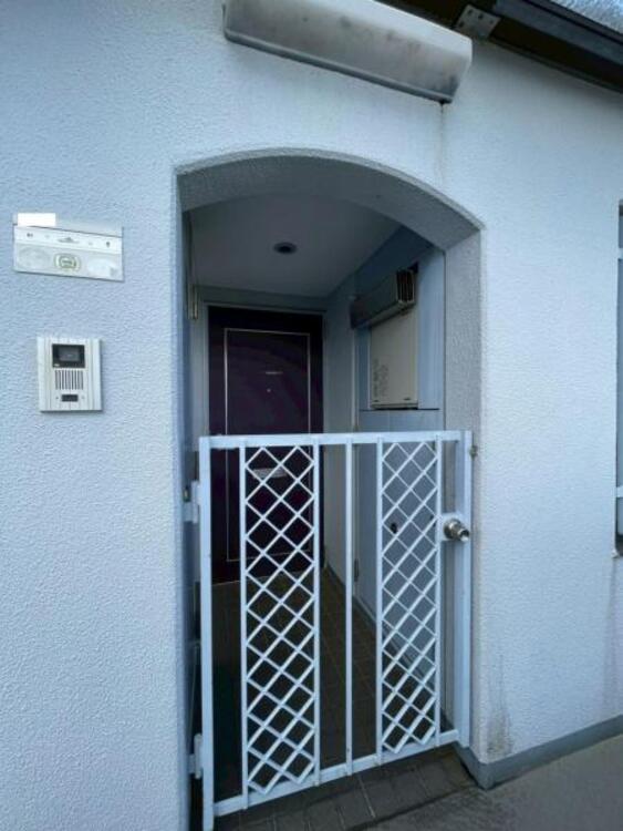 その他 ポーチが確保されており、プライバシーの守れる住戸玄関です。