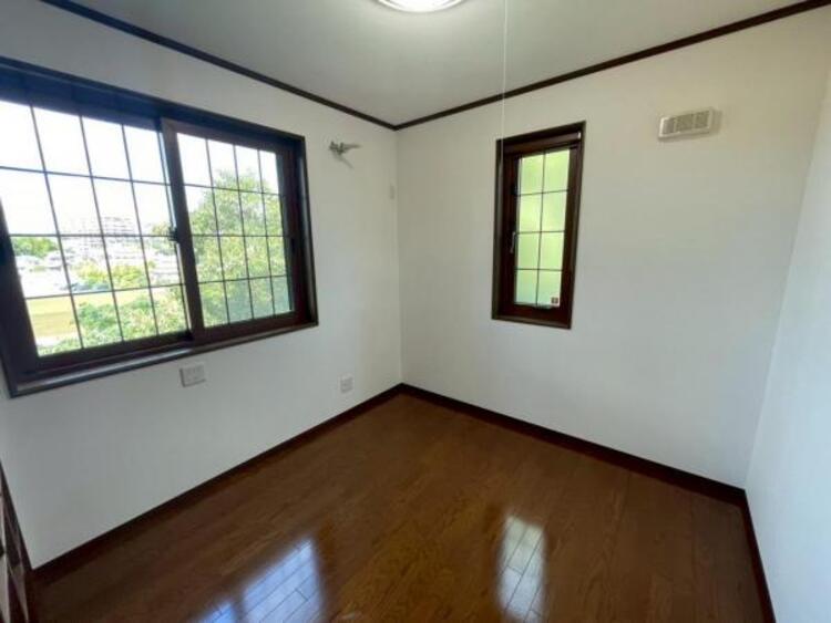 内装 プライベートスペースでのびのびと過ごせる洋室