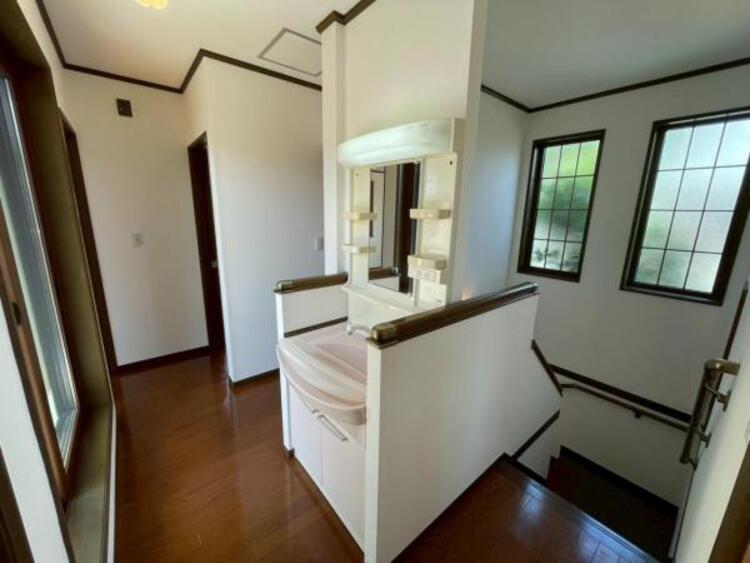 内装 2階にも洗面台あり。朝の混雑する時間帯に嬉しい設備！