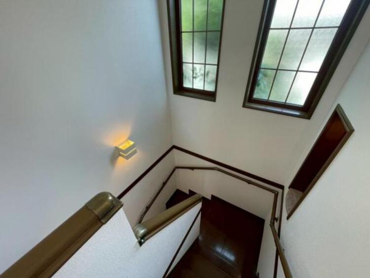 内装 大きな窓から陽光の差す明るい階段です