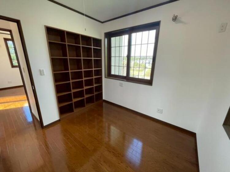 内装 本や漫画など、趣味のアイテムを飾りながら収納できる壁面収納です。