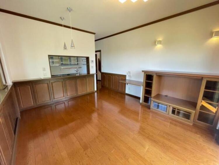 居間 南西向き高台につき日当たり・風通し良好で開放的です！