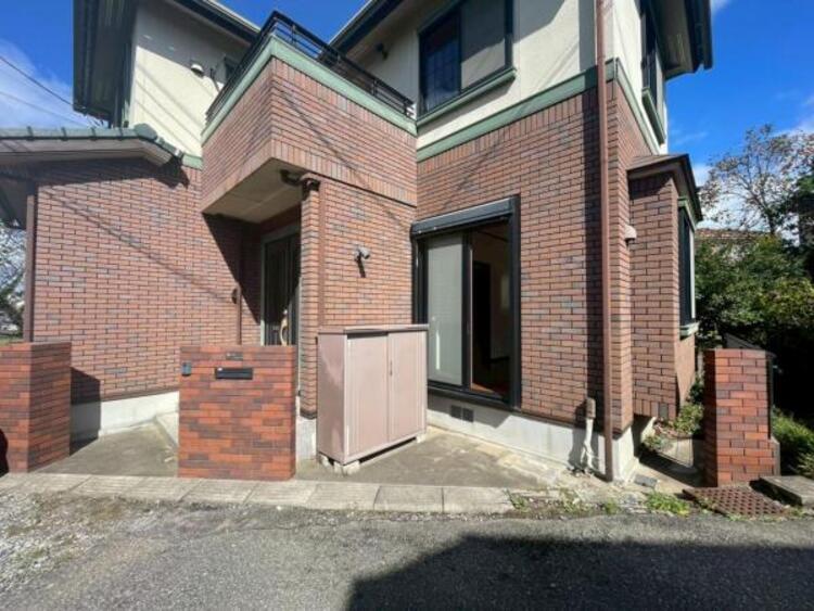 外観 前面道路は車通りの少ない穏やかな住宅街につき、子育てにおすすめの住環境です