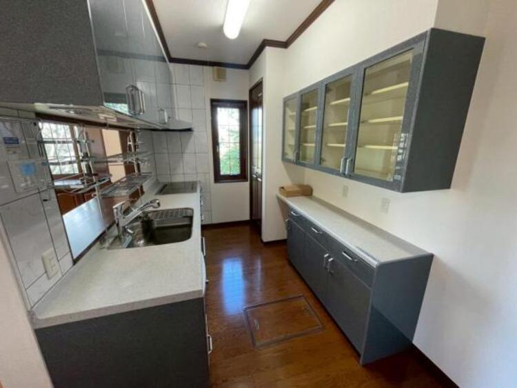 キッチン カップボード設置済みで統一感と収納力のあるキッチンです