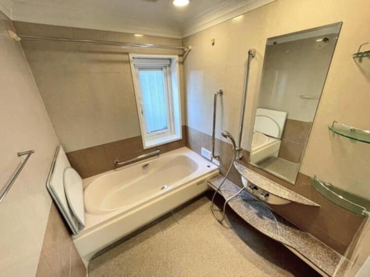 風呂 足を伸ばせる柔らかな曲線のバスタブが、日々の疲れを癒します