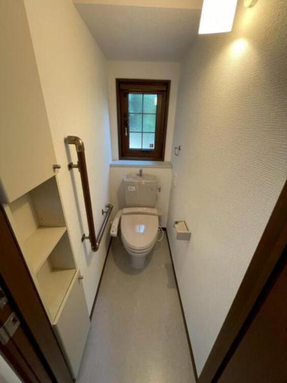 トイレ 手すり付きのトイレは長く住むことを考えられたユーザーに寄り添う設計です