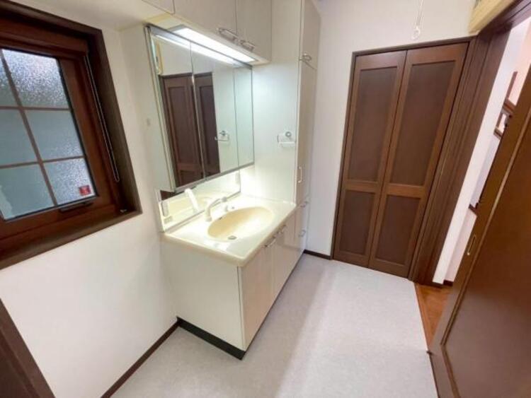 洗面 耐水性が高くお掃除が快適なクッションフロア採用の洗面室です 