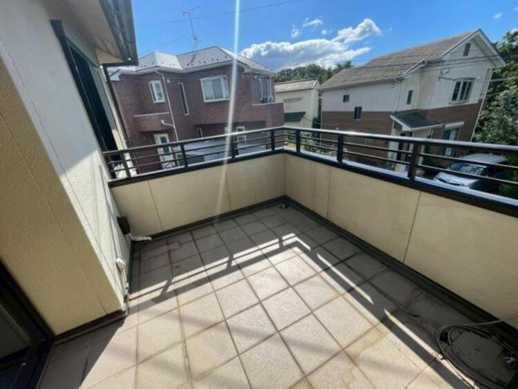 バルコニー 大きなお洗濯ものを干すのも快適な、広々、日当たり良好のバルコニーです