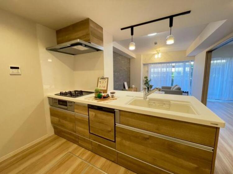 キッチン 開放的なフルフラットオープンの対面式キッチンで、お料理中もご家族の気配を感じられます