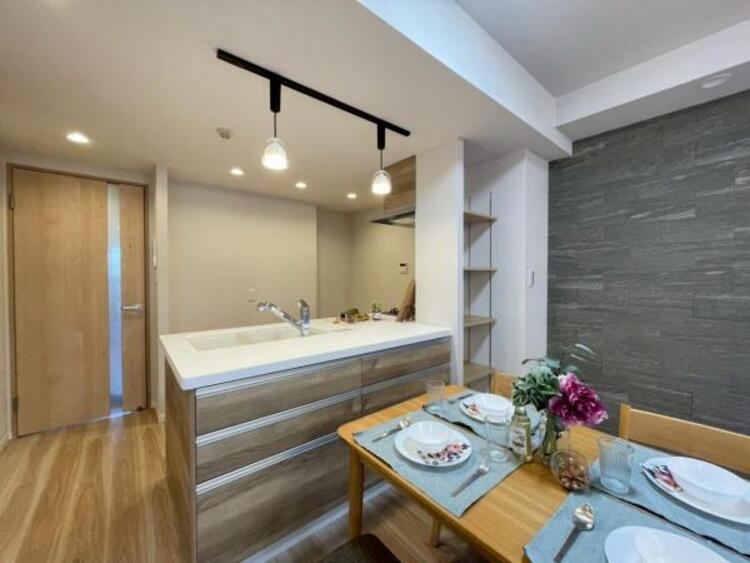 キッチン リビングの主役となる開放的なキッチン。料理中もお子様に目が届き、会話が弾みます。