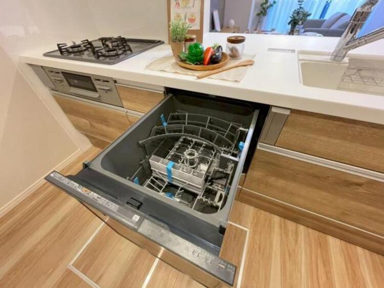 キッチン ビルトイン食洗機で食後の負担を軽減。高温洗浄と乾燥で、手洗いより清潔・快適、経済的です。 