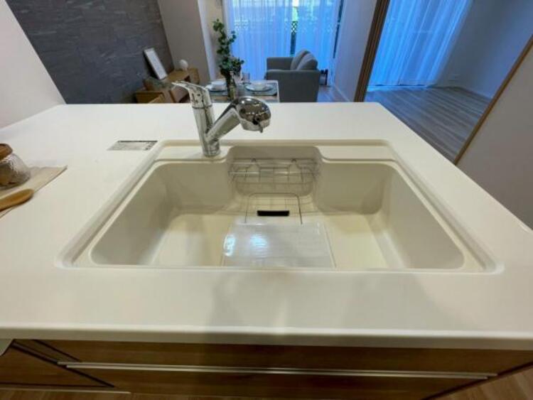 キッチン 鍋や大皿も洗える広々としたシンクです。