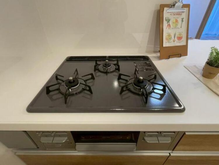 キッチン 毎日の料理に嬉しい3口コンロ。グリルもあり色んなレシピを楽しめそうです。 