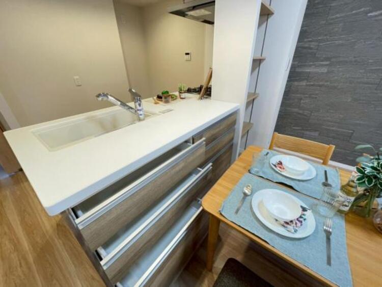 キッチン リビング小物や食器などもしまえるキッチンのダイニング収納。すっきりとした住空間を保つ嬉しいポイントです。