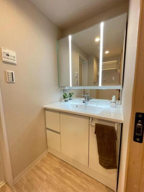 洗面 ライン照明がホテルライクな印象のすっきりとした洗面台