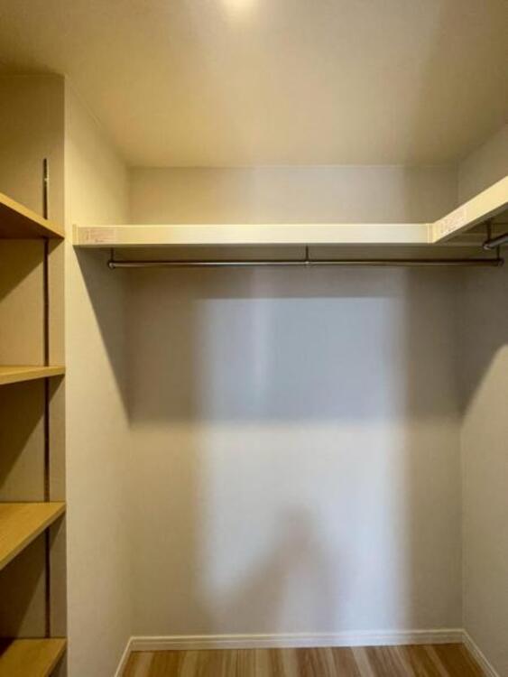 収納 大容量のWICにはご夫婦の衣類がすっきり収まり、衣替えいらずですね 