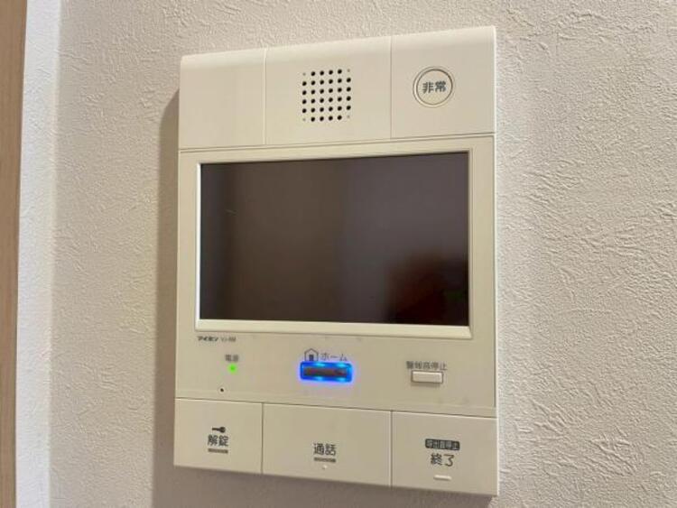 設備 お子様のお留守番時も、鍵の開錠前に確認ができ安心のモニターインターホン。 