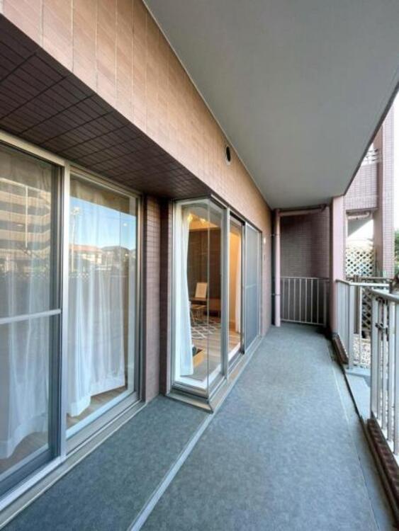 バルコニー 南東向きの明るいバルコニーは、陽当たり良好で洗濯物が良く乾きます