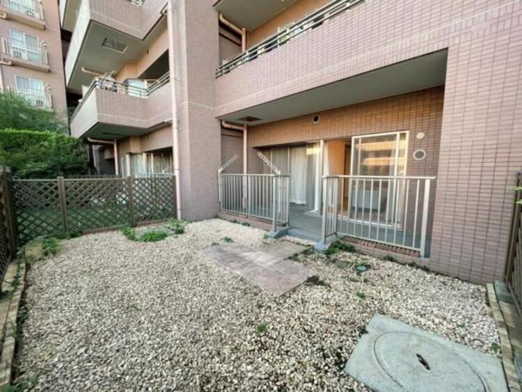 バルコニー ガーデニングや水遊びが楽しめるプライベートな専用庭