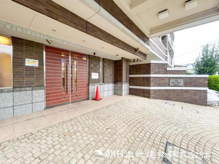 エントランス 【エントランス】家族の色を映し出す洗練された邸宅は、ずっと輝き続けながらいつしか街の風景に溶け込んでいきます。