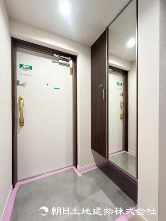 その他 【玄関】家族の帰り、遊びに来る友人、知人を優しく迎え、温もりに満ちた生活空間を予感させる。帰りたい家がここにあります。