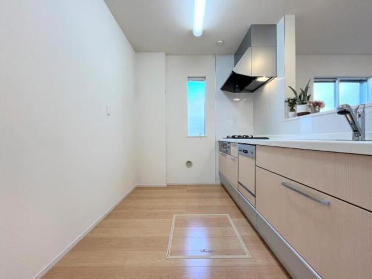 キッチン ●〇家族で並んでクッキング。皆でわいわい楽しく作るお料理は愛情たっぷりのごちそう。キッチンで過ごす家族時間は大人になっても心に残る素敵なオンリーワンの思い出に。食後の片付けも苦にならない空間です〇●