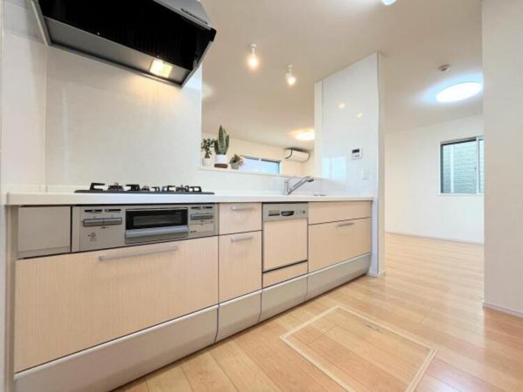 キッチン ●〇新しいキッチンは気分も上がり、家事も楽しくできそう。お手伝いをしてくれるお子様と並んで立てるキッチンは、ご家族のコミュニケーションを育む場として活躍します。収納力が高い事も大事なポイントです〇●