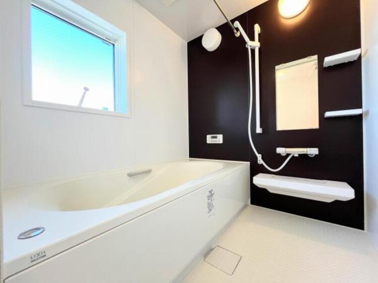 風呂 ●〇ユニットバスはゆったりとくつろげる1坪タイプ。足までしっかりと伸ばせる浴槽は心身ともにしっかりと疲れを癒してくれます。お子様と一緒の入浴でも充分な広さです。バスルームは疲れを癒すくつろぎの場所〇●