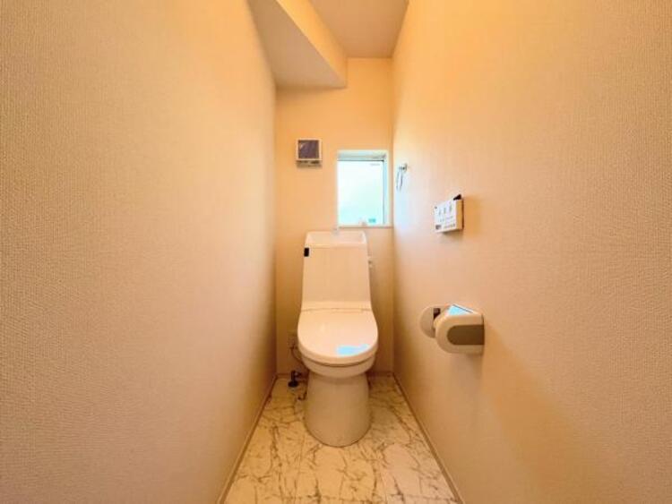 トイレ ●〇ゆとりをもった広さ、白ベースに清潔感ある空間です。もちろんウォシュレットも完備しております。小物を収納するスペースがあるのも良いですね。毎日頻繁に利用する大切な空間だからこそ、こだわりたいです〇●