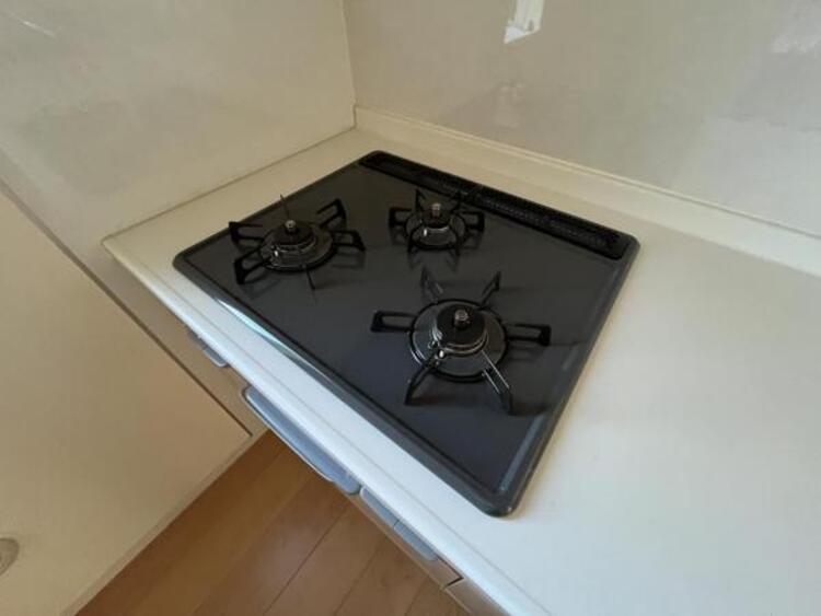 設備 【3口ガスコンロ】慣れている方も多く、火力が目に見えるため、使いやすいという方も多い、3口のガスコンロ仕様です。