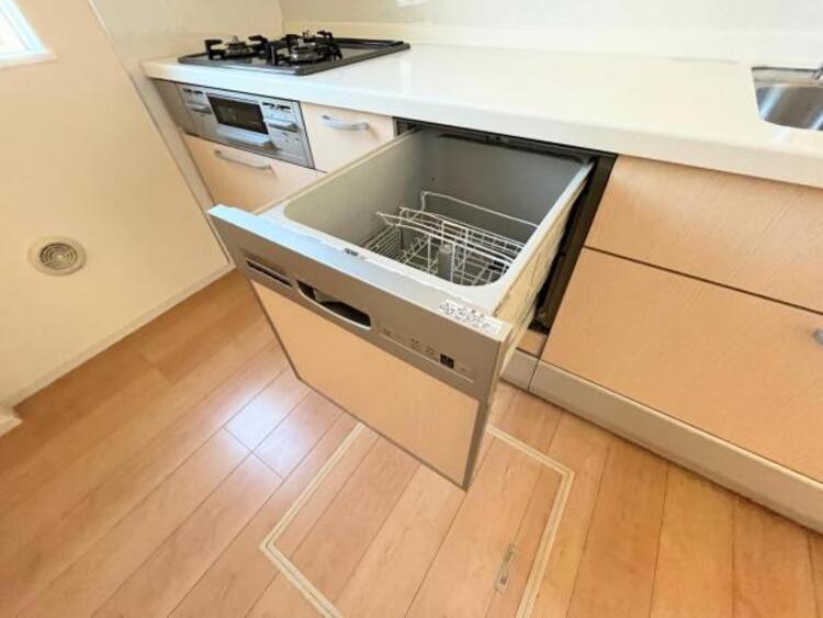 設備 【食洗機】利用者が増えているのはメリットが多いから。時間の節約、手が荒れない、水道代の節約、高温度で洗うので油汚れもしっかり落とせる。まさに理想家電。