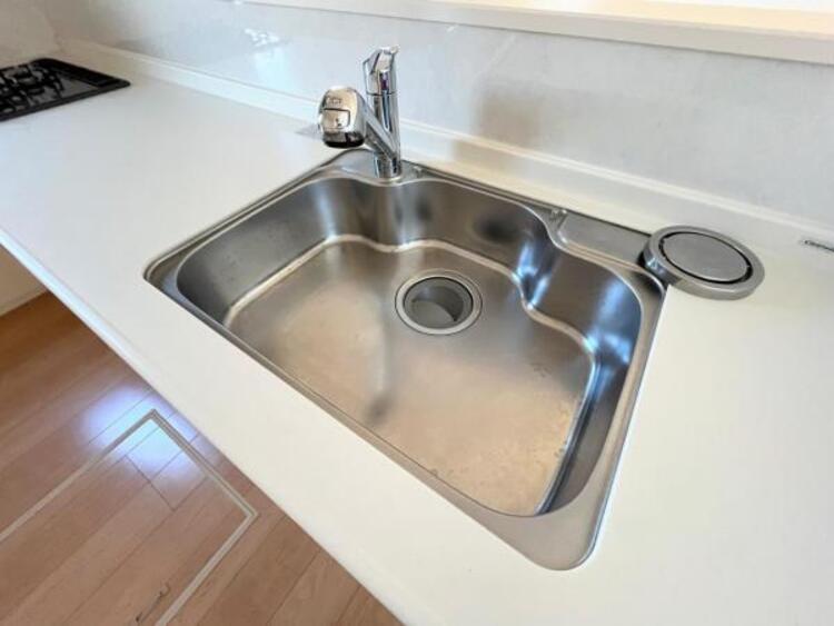 設備 【浄水器】キッチンには浄水器を標準装備。最近は水を飲むという場面以外にも料理で使用したり、野菜を洗う場合もキレイな水で洗いたいという人が増えてきています。