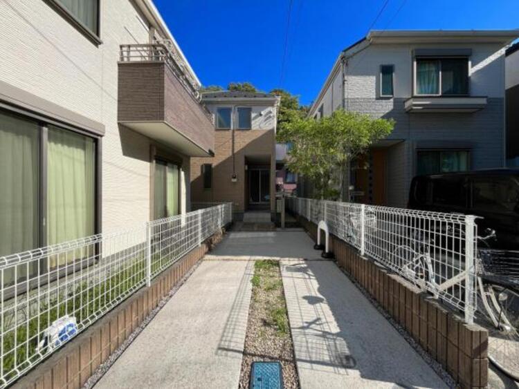 駐車場 ●〇日々の生活にクルマは欠かせない方は、駐車場確保は大事な条件です。マンションに居住した場合には、月々で駐車料金が掛かります。しかし戸建ての場合は費用負担０。居住費のランニングコストを抑えましょう〇●